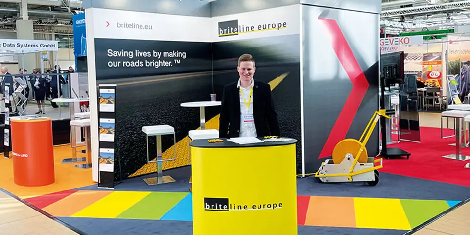 Brite-Line am Saferoad-Stand mit Regenbogen-Markierungsfolie für Zebrastreifen bei CSD-Veranstaltungen auf dem Deutschen Straßenausstattertag 2023.